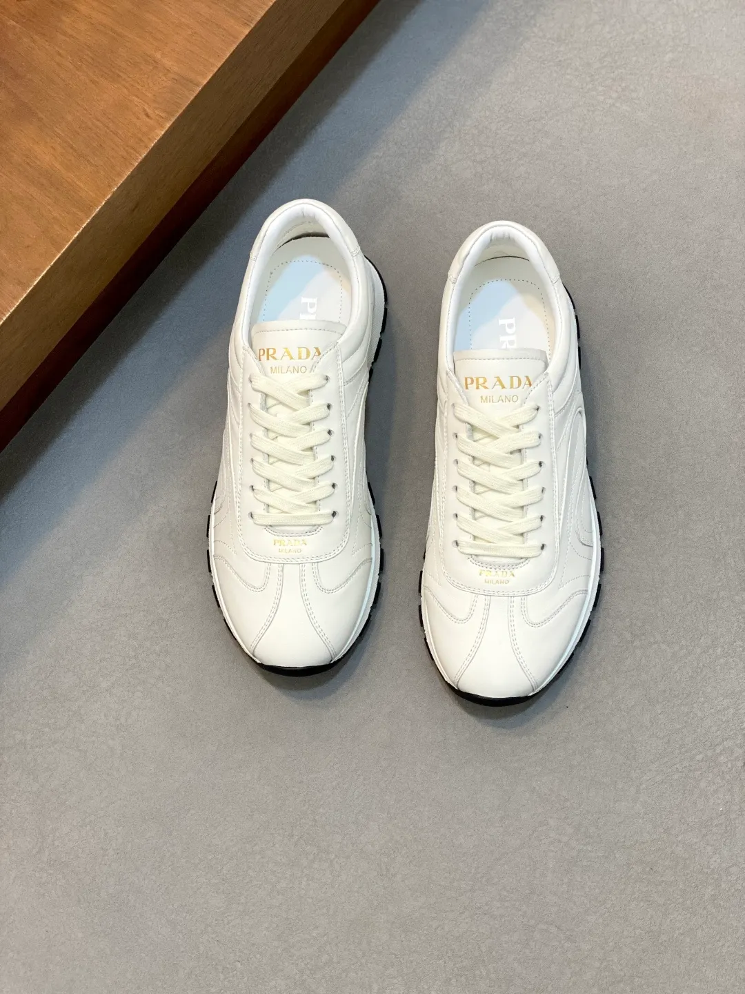 Men's shoes 💰740 Prada men's new lace-up sports and casual shoes. This upper is made of imported calfskin stitching. The tongue is P's classic bronzing lougou. The lining is made of calfskin for the feet. The outsole is made of non-slip sports exclusive rubber outsole with logo. It feels good on the foot. It is fashionable and fashionable. It has a standard sports version and looks very good on the foot! Comes with original box and dust bag! L leather shoe size: 39/40/41/42/43/44 original box packaging + dust bag